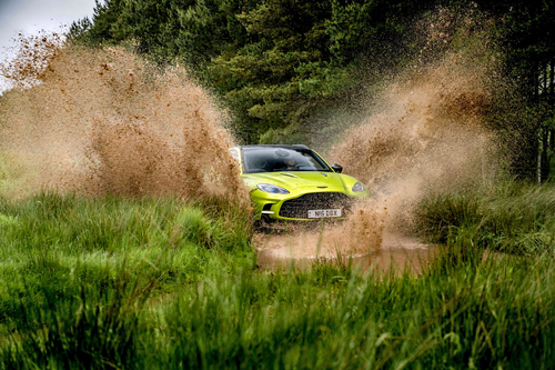 2025-Aston-Martin-DBX707-splashing